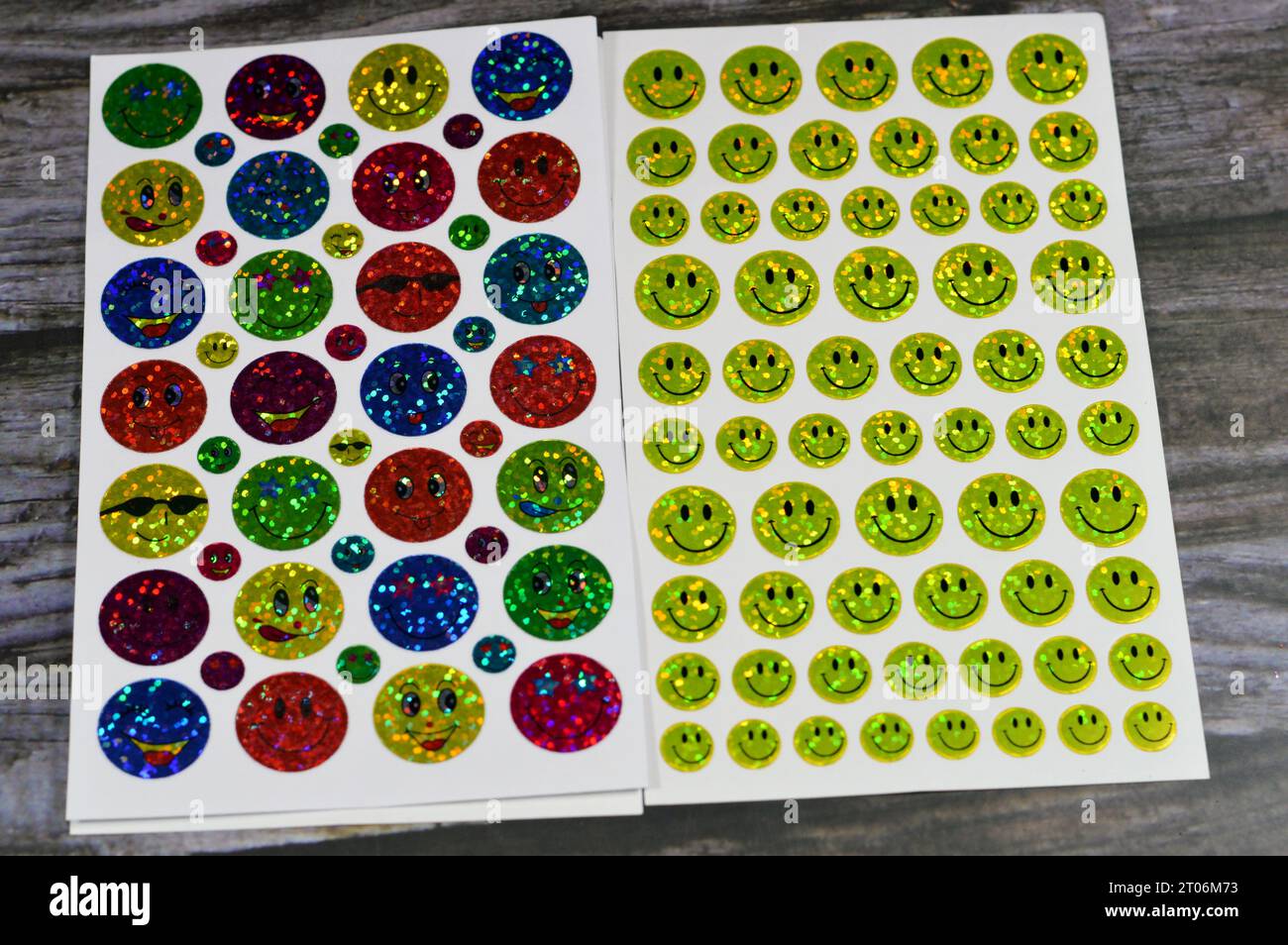 Smiley emoji aufkleber -Fotos und -Bildmaterial in hoher Auflösung – Alamy