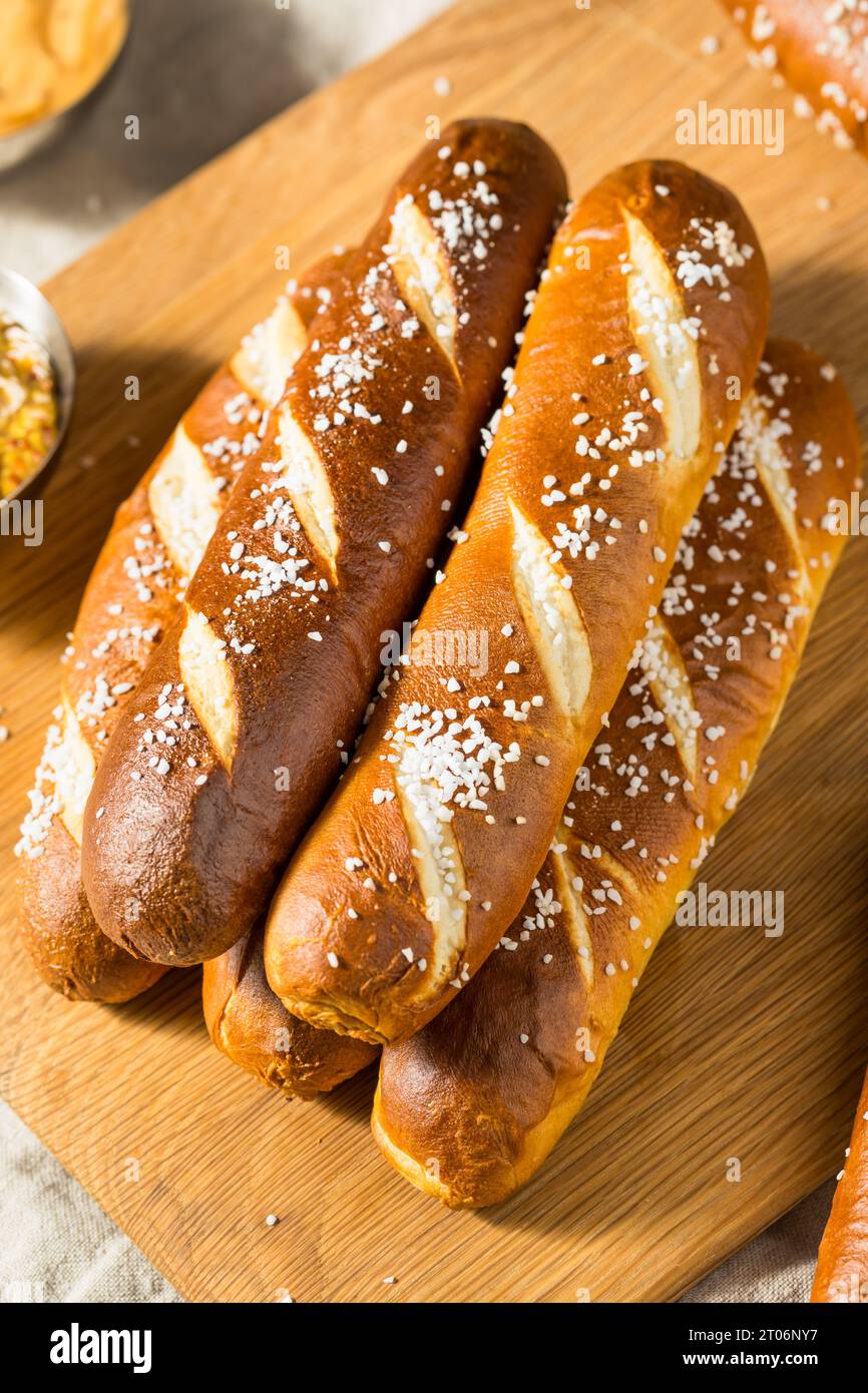 Hausgemachte Brezel-Brotstangen mit Salz Stockfoto