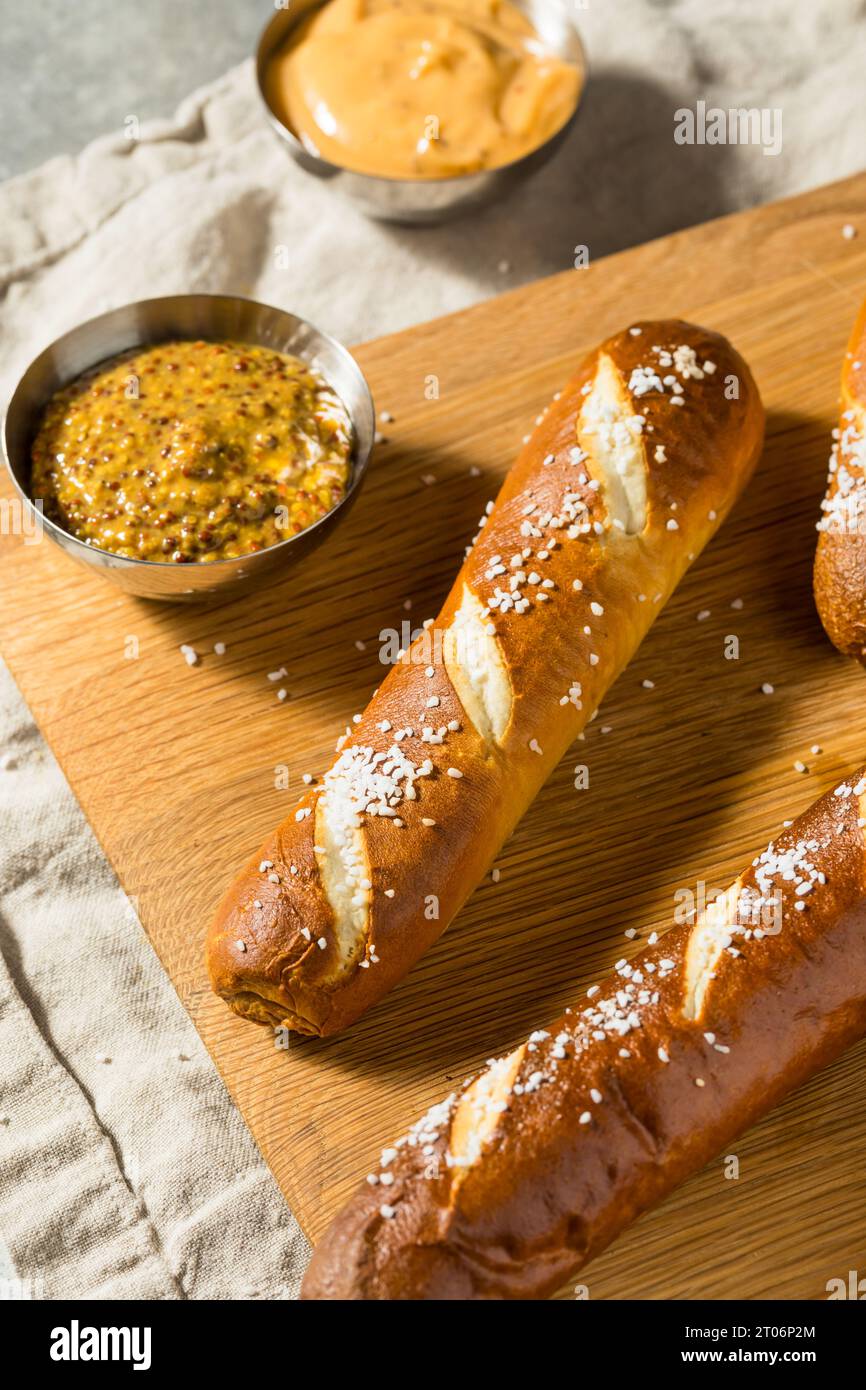 Hausgemachte Brezel-Brotstangen mit Salz Stockfoto