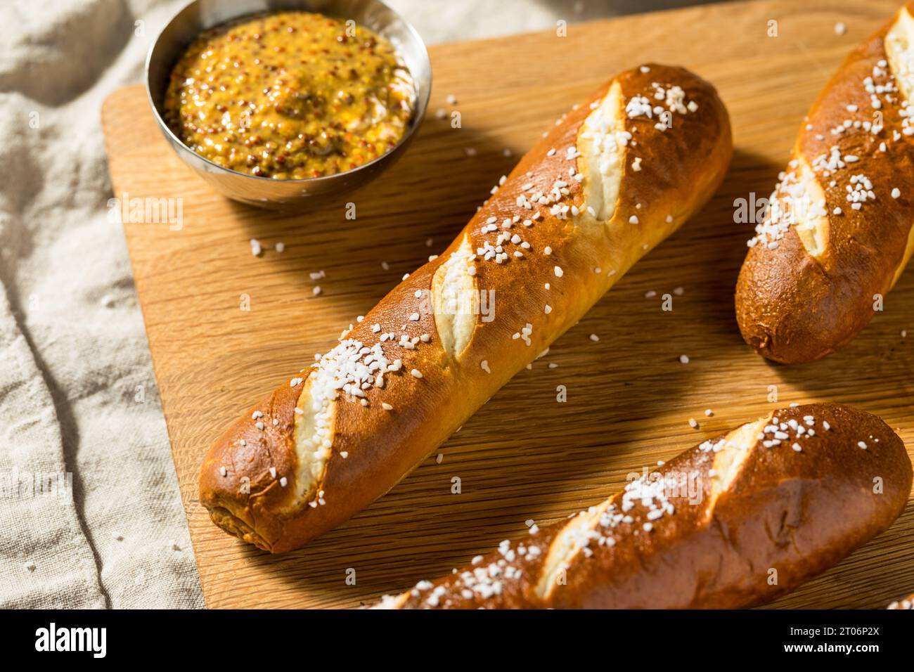 Hausgemachte Brezel-Brotstangen mit Salz Stockfoto