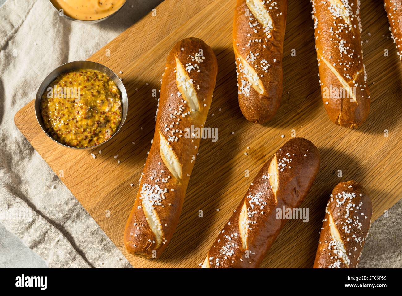 Hausgemachte Brezel-Brotstangen mit Salz Stockfoto