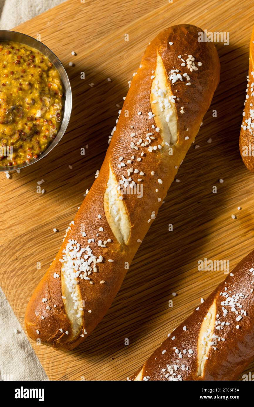 Hausgemachte Brezel-Brotstangen mit Salz Stockfoto