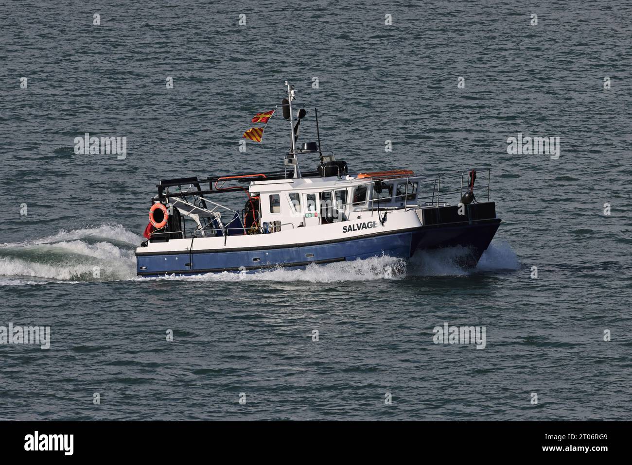 Das Tauchunterstützungsschiff SALVAGER rastet durch den Solent in Richtung Hafen Stockfoto