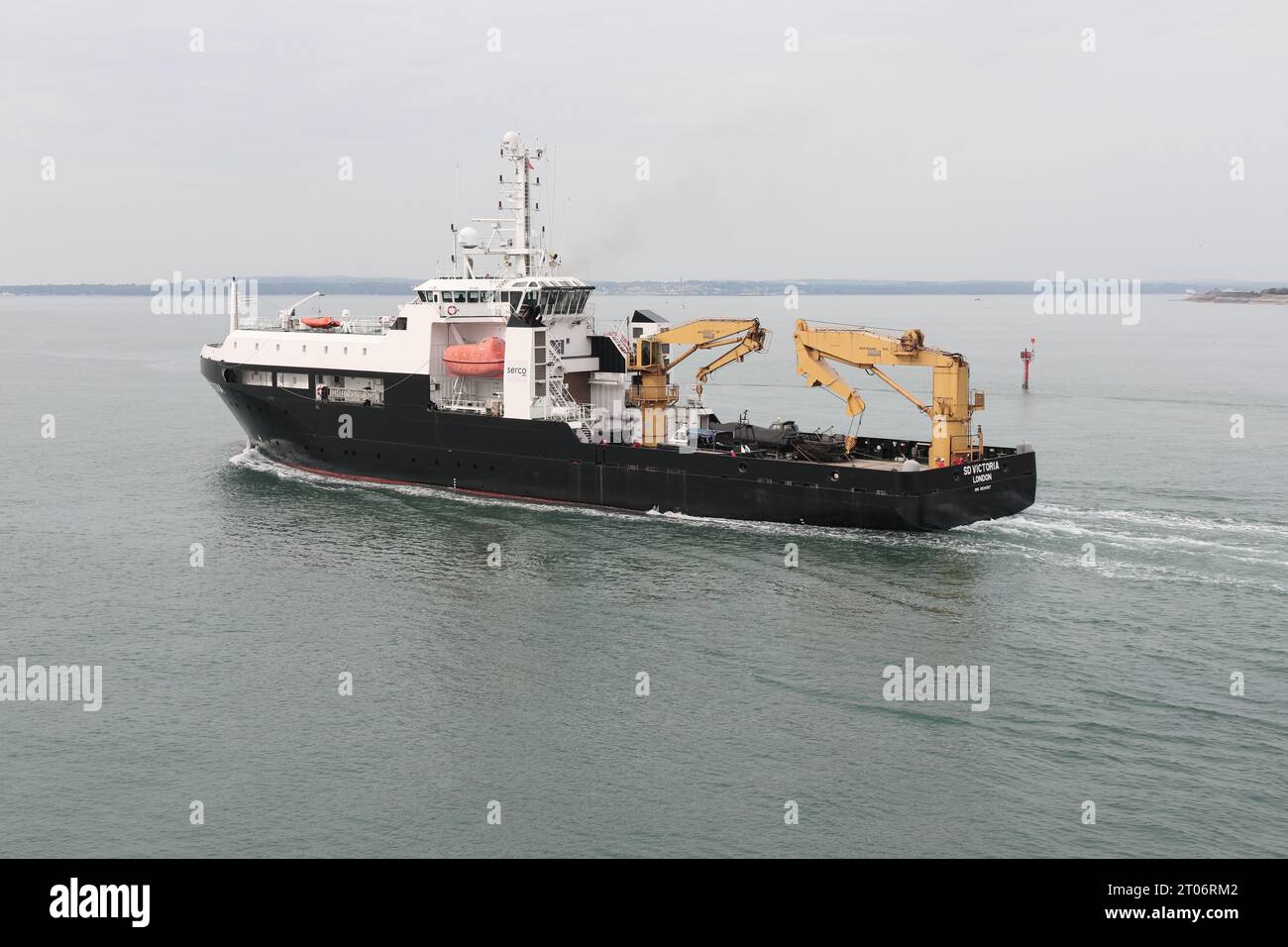 Das Offshore-Unterstützungs- und Transportschiff der Serco Marine SD VICTORIA startet von der Marinebasis Stockfoto