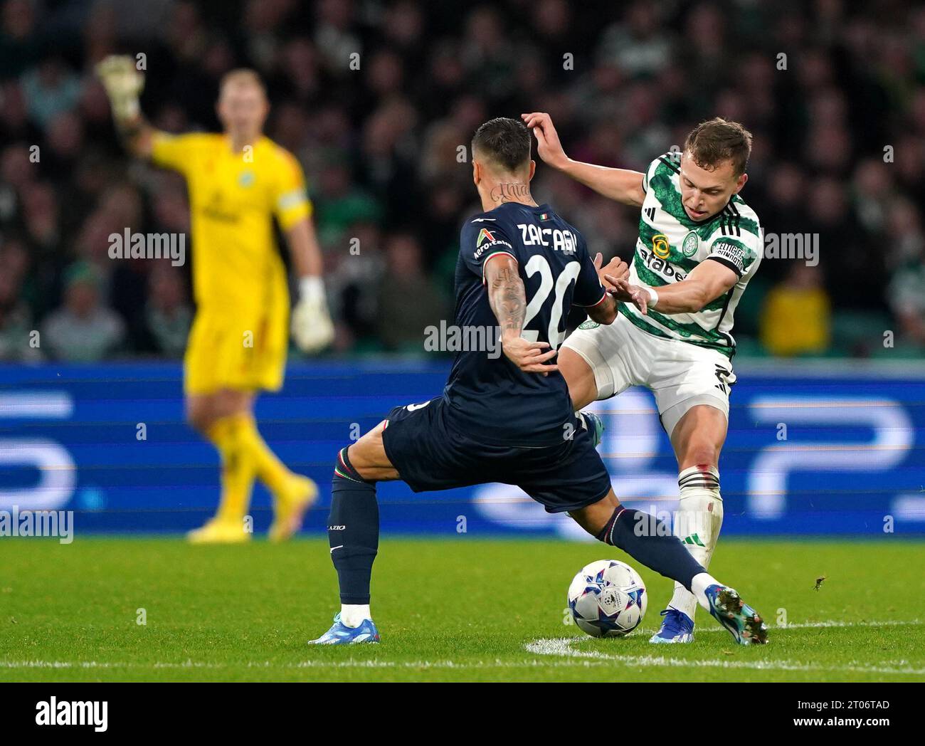 Lazios Mattia Zaccagni und Celtic Alistair Johnston kämpfen um den Ball während des Gruppenspiels der UEFA Champions League in Celtic Park, Glasgow. Bilddatum: Mittwoch, 4. Oktober 2023. Stockfoto