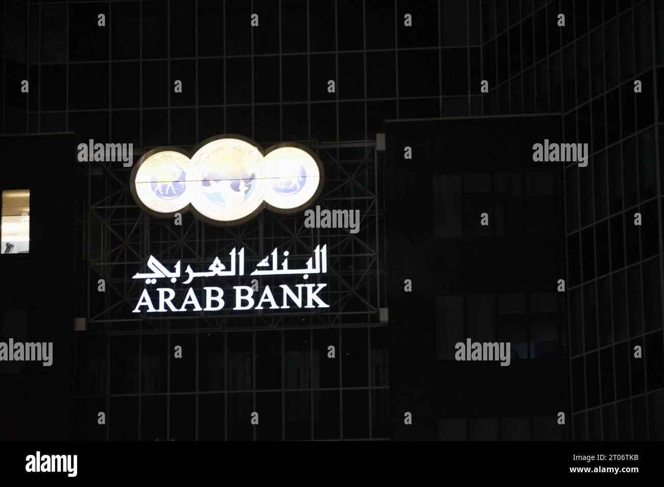 Kairo, Ägypten, September 28 2023: Arabischer Bankbau Kairo bei Nacht, eine jordanische Bank, die eines der größten Finanzinstitute in Mittel-E ist Stockfoto