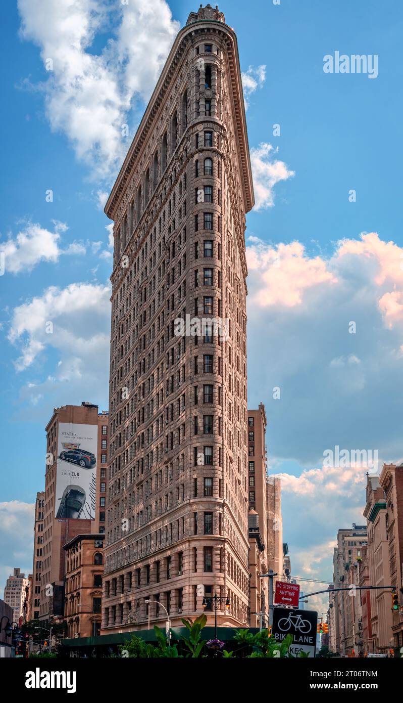 Das Flatiron Building. Es wurde 1902 fertiggestellt und ist einer der ersten Wolkenkratzer, die jemals gebaut wurden. Flatiron District, Manhattan, NYC. Stockfoto