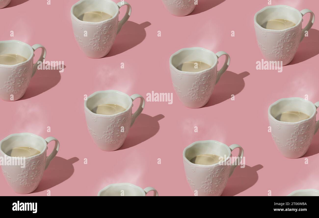 Trendiges Muster aus dampfendem Kaffee auf pastellrosa Hintergrund. Kreatives Kaffeekonzept. Hintergrundidee für minimales Muster. Kaffeeästhetik. Stockfoto