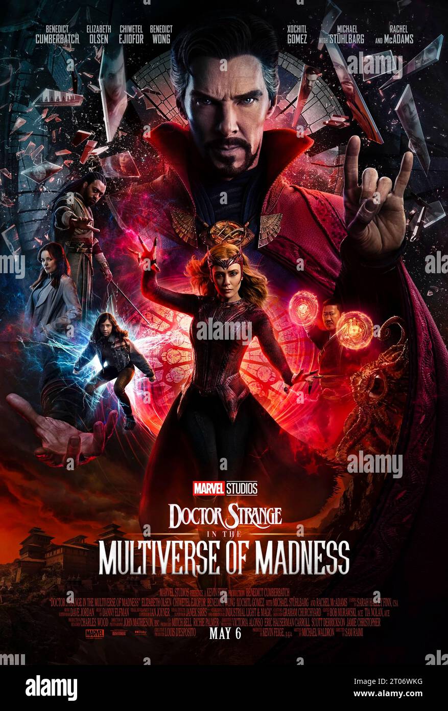 Doctor Strange in the Multiverse of Madness (2022) unter der Regie von Sam Raimi mit Benedict Cumberbatch, Elizabeth Olsen und Chiwetel Ejiofor. Doctor Strange schließt sich mit einem mysteriösen Teenager-Mädchen aus seinen Träumen zusammen, das durch Multiversen reisen kann, um gegen mehrere Bedrohungen zu kämpfen, einschließlich anderer Universumsversionen von sich selbst, die Millionen im Multiversum auslöschen könnten. US-Poster mit einem Blatt. ***NUR FÜR REDAKTIONELLE ZWECKE*** Guthaben: BFA/Walt Disney Studios Stockfoto