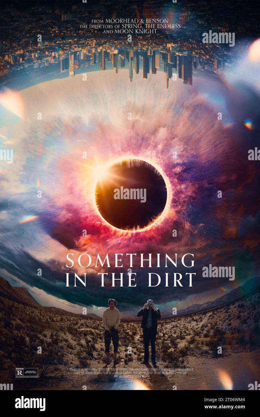 Something in the Dirt (2022) von Justin Benson und Aaron Moorhead mit Aaron Moorhead, Justin Benson und Sarah Adina Smith. Das Maverick-Filmduo Justin Benson und Aaron Moorhead reflektieren unsere paranoiden Zeiten in dieser einfallsreichen Mischung aus Buddy-Comedy und Sci-fi-Thriller. US-Poster mit einem Blatt.***NUR REDAKTIONELLE VERWENDUNG*** Credit: BFA / rustikale Filme Stockfoto