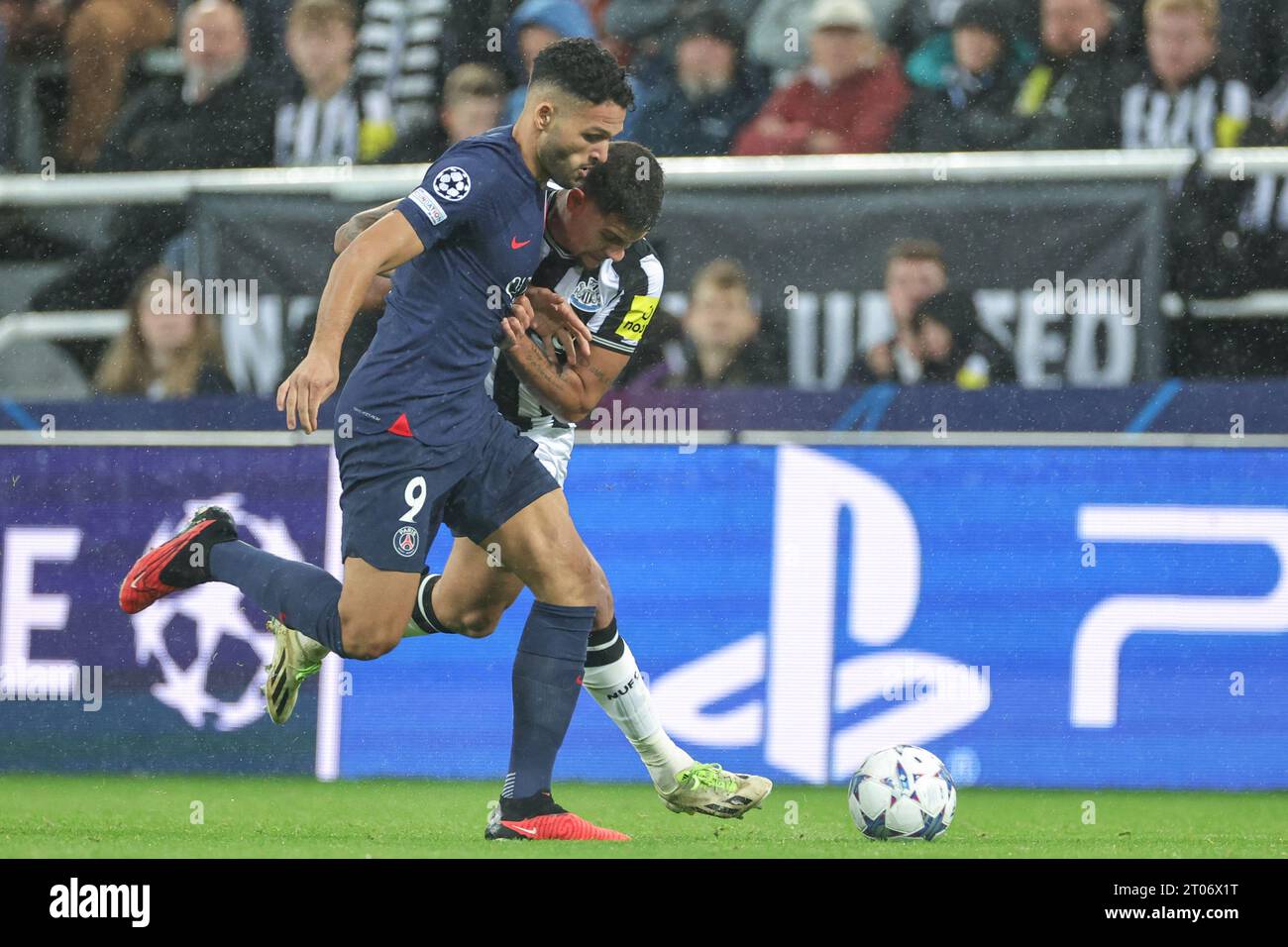 Gonzalo Ramos #9 von Paris Saint-Germain und Bruno Guimarães #39 von Newcastle United kämpfen um den Ball während des UEFA Champions League-Spiels Newcastle United gegen Paris Saint-Germain in St. James's Park, Newcastle, Großbritannien, 4. Oktober 2023 (Foto: Mark Cosgrove/News Images) Stockfoto