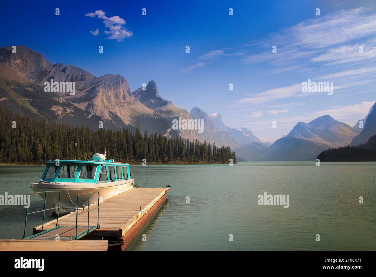 Niedrig liegender Rauch hebt die Bäume und Bergspalten am Maligne Lake, Jasper National Park, Alberta, Kanada hervor. Stockfoto