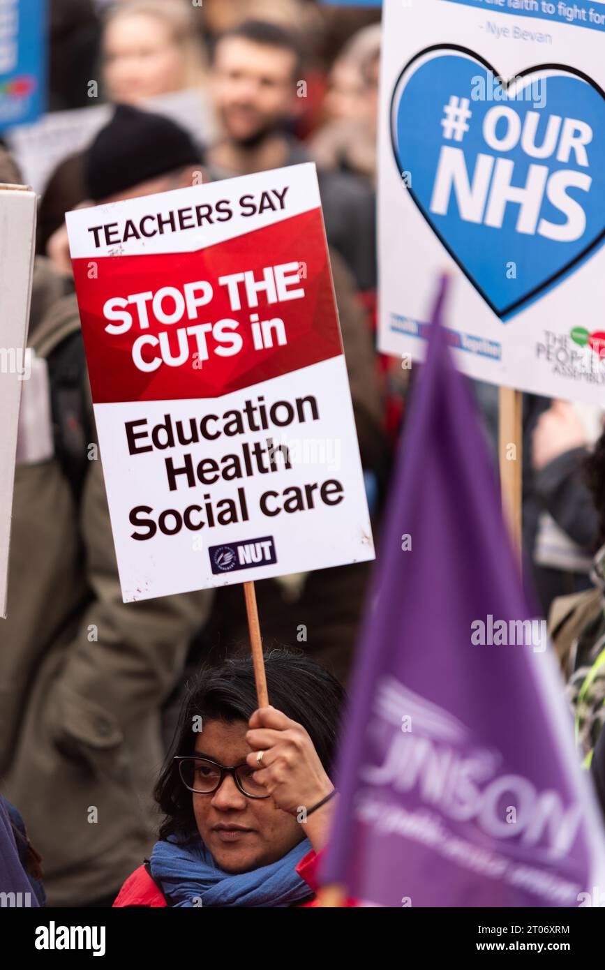 protestmarsch gegen Kürzungen und Privatisierung des National Health Service in Großbritannien. Die Lehrer sagen, die Plakette stoppt die Schnitte Stockfoto