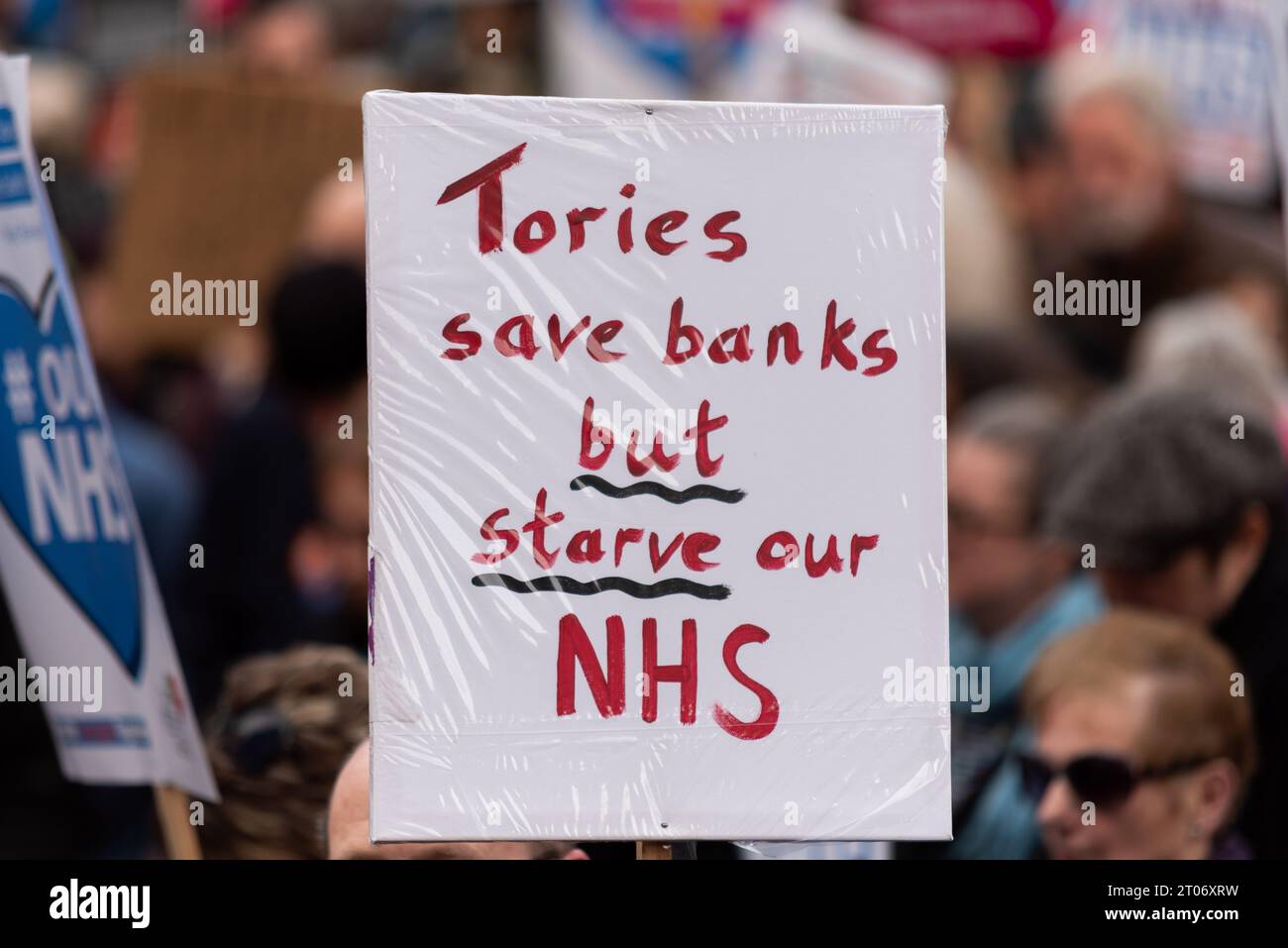 protestmarsch gegen Kürzungen und Privatisierung des National Health Service in Großbritannien. Tories retten Banken, aber verhungern unser NHS Stockfoto