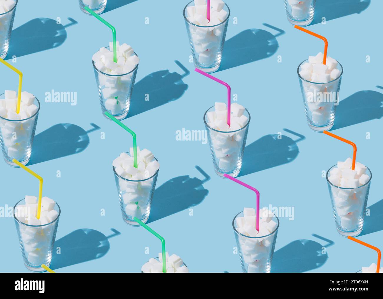Kreative Musterkomposition aus Gläsern voller Zuckerwürfel mit bunten Trinkhalmen auf hellblauem Hintergrund. Minimale ungesunde Ernährung Stockfoto