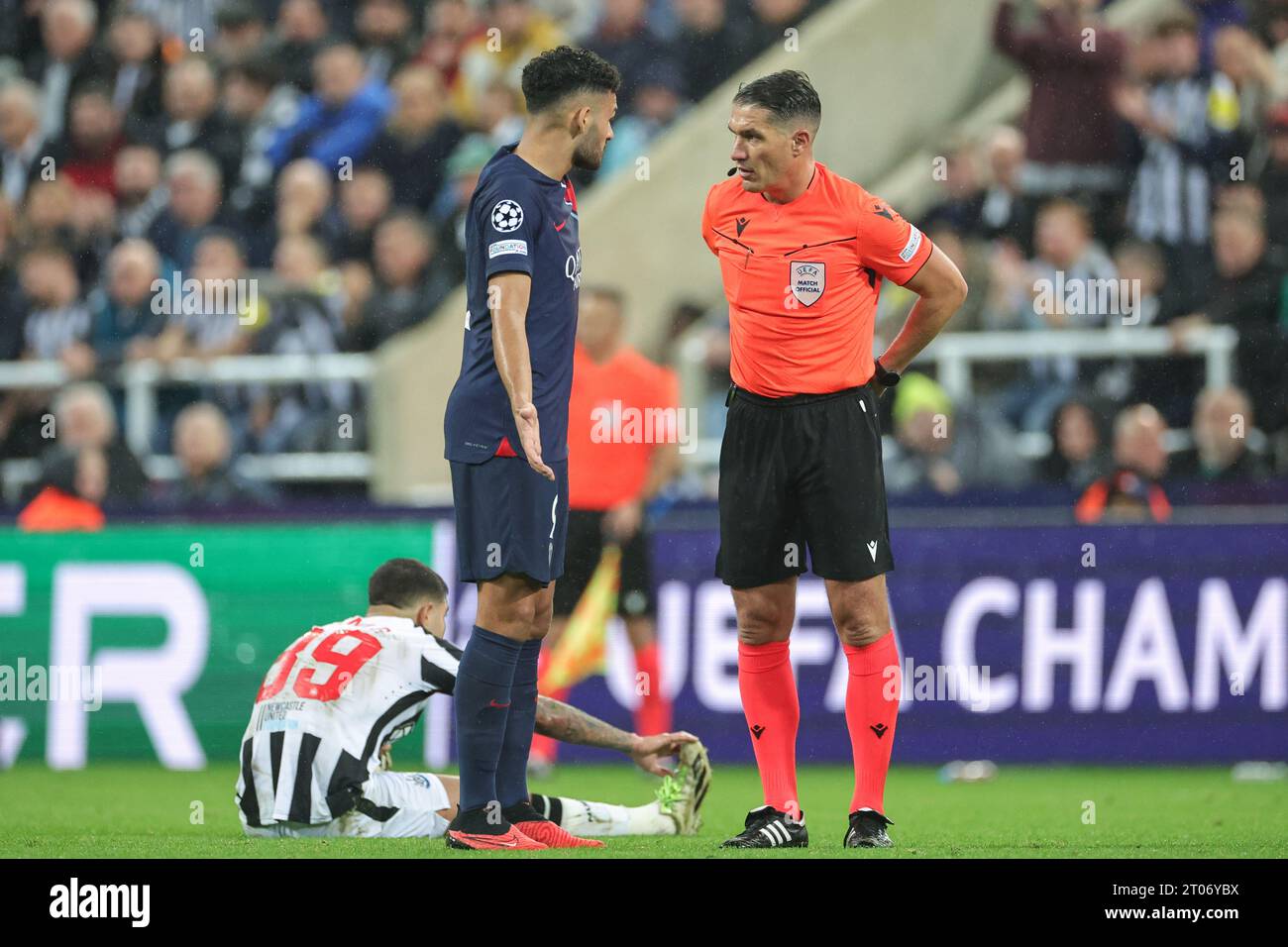 Gonzalo Ramos #9 von Paris Saint-Germain spricht mit Schiedsrichter Istvan Kovacs während des UEFA Champions League-Spiels Newcastle United gegen Paris Saint-Germain in St. James's Park, Newcastle, Großbritannien, 4. Oktober 2023 (Foto: Mark Cosgrove/News Images) Stockfoto