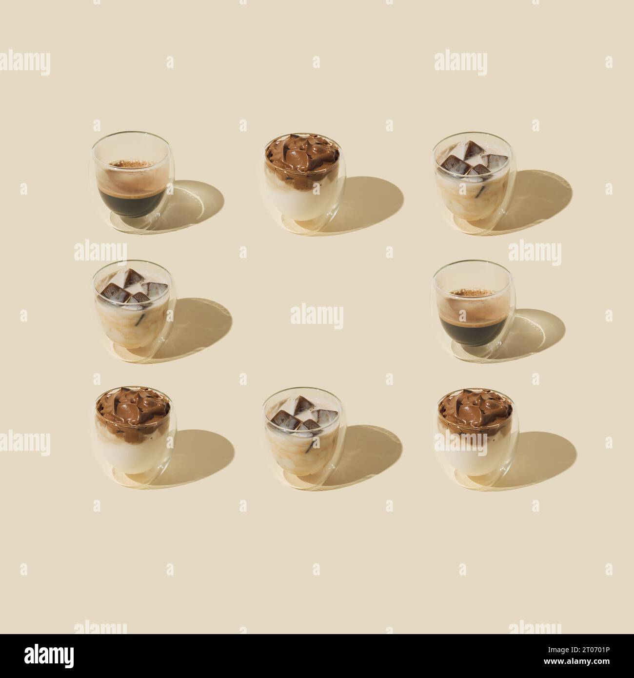 Ordentlich angeordnete verschiedene Arten von Kaffeegetränken auf pastellfarbenem Hintergrund mit Kopierraum. Minimales Kaffeekonzept. Kaffeeästhetik. Stockfoto