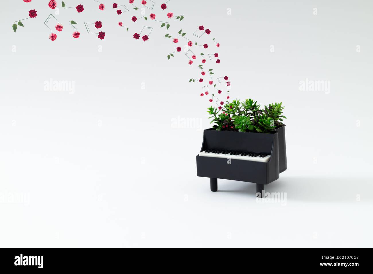 Kreative Komposition von Klavier und Musiknoten aus verschiedenen Blumen auf weißem Hintergrund. Minimales Musikinstrumentkonzept. Trendiges Piano und Colo Stockfoto