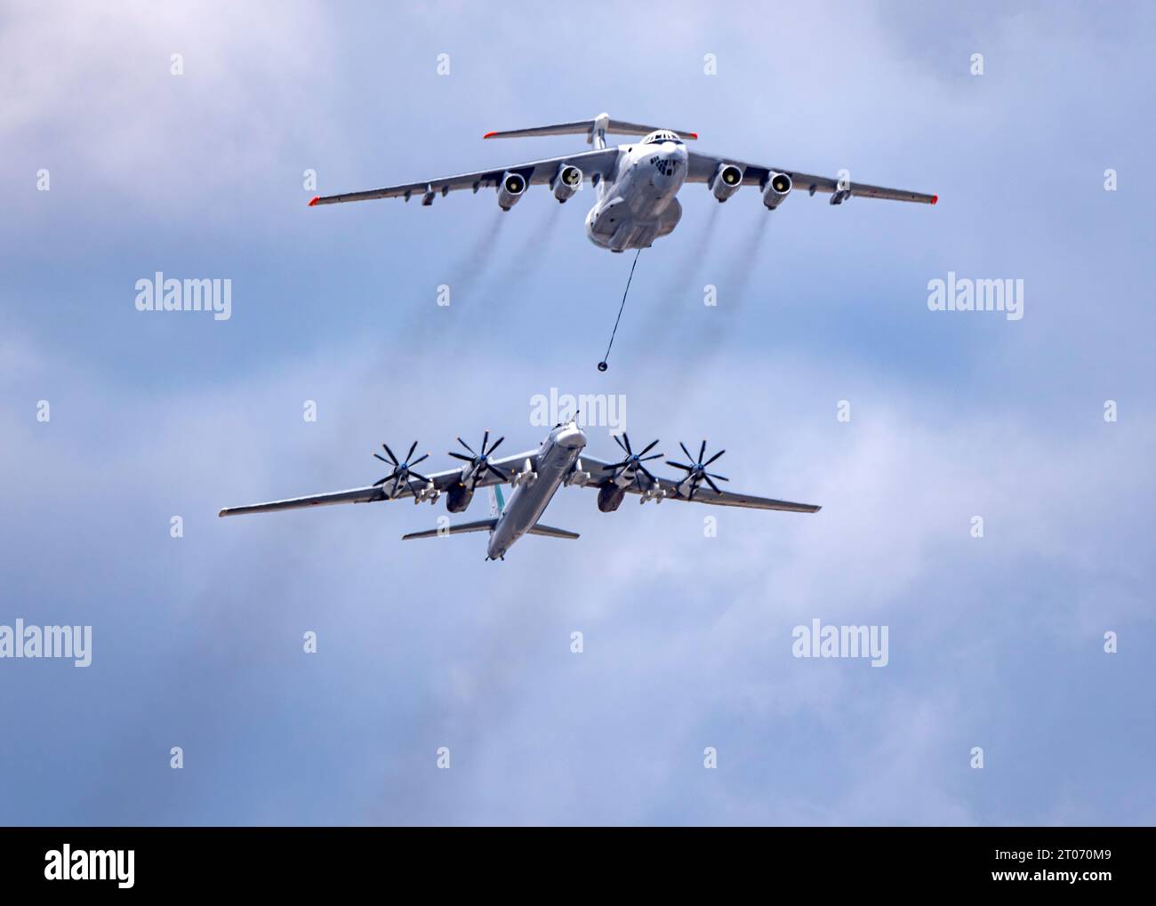 MOSKAU, RUSSLAND - 7. MAI 2021: Avia-Parade in Moskau. Tanker Iljuschin Il-78 und strategische Bomber- und Raketenplattform TU-95 am Himmel auf Parade von Vic Stockfoto