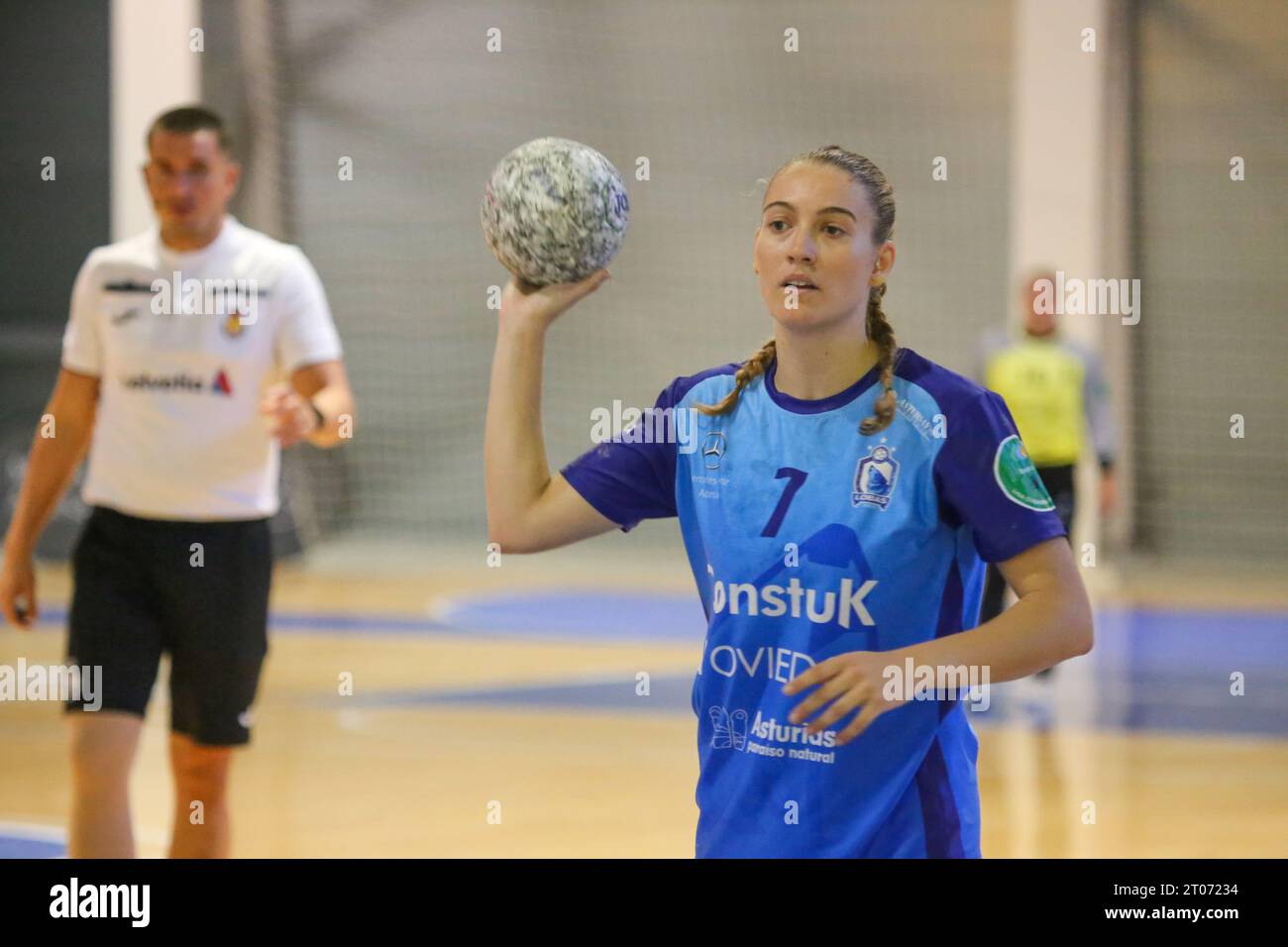 Oviedo, Spanien, 4. Oktober 2023: der Spieler von Lobas Global ATAC Oviedo, Miriam Cortina (7) mit dem Ball während des 5. Spieltages der Liga Guerreras Iberdrola 2023-24 zwischen Lobas Global ATAC Oviedo und Costa del Sol Malaga am 4. Oktober 2023 im Florida Arena Municipal Sports Center in Oviedo, Spanien. Quelle: Alberto Brevers / Alamy Live News. Stockfoto