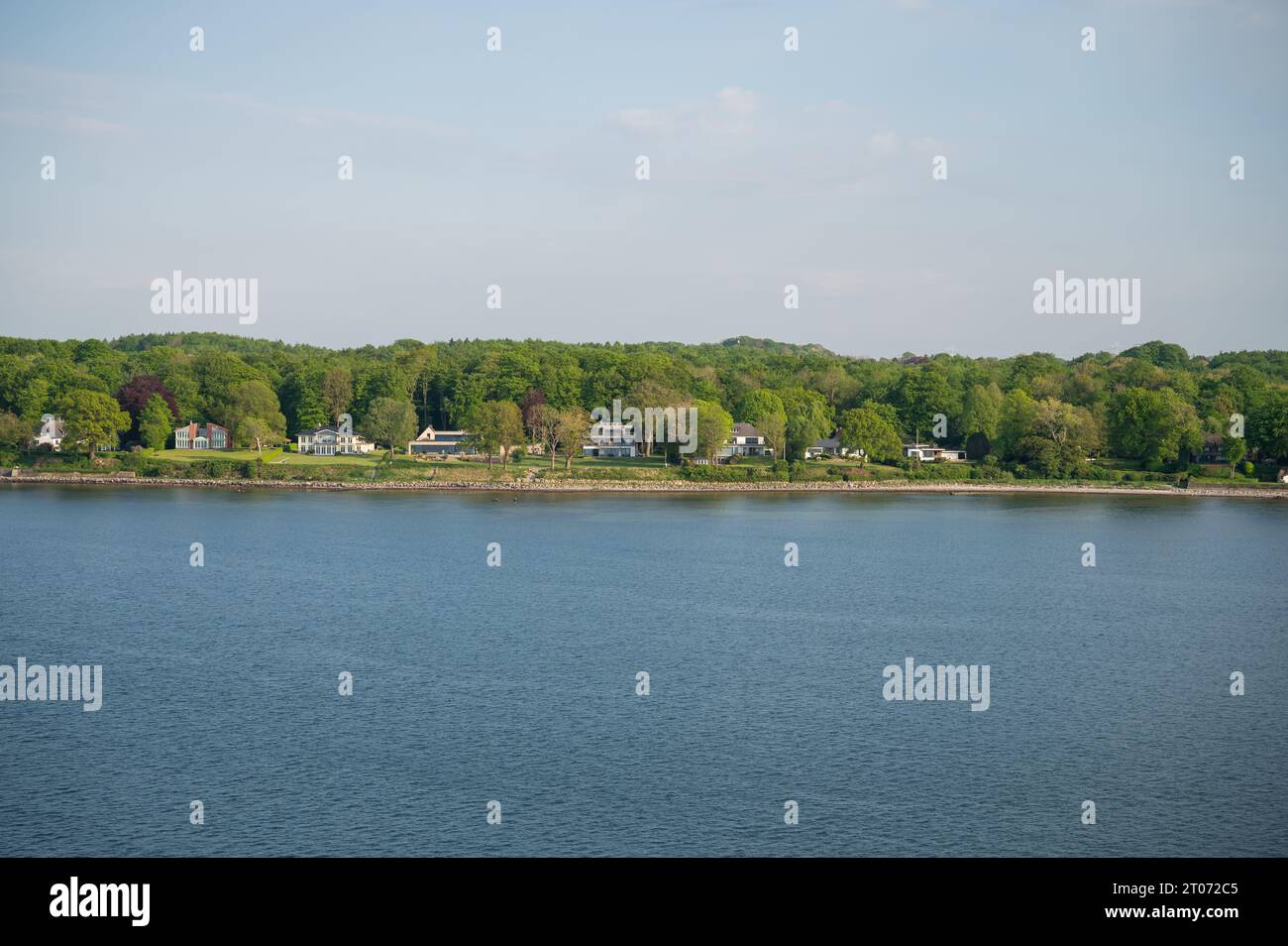 Große Immobilien Wohnhäuser in der Natur am Meer in Kiel, Deutschland, Weitwinkelaufnahme, Luftaufnahme Stockfoto