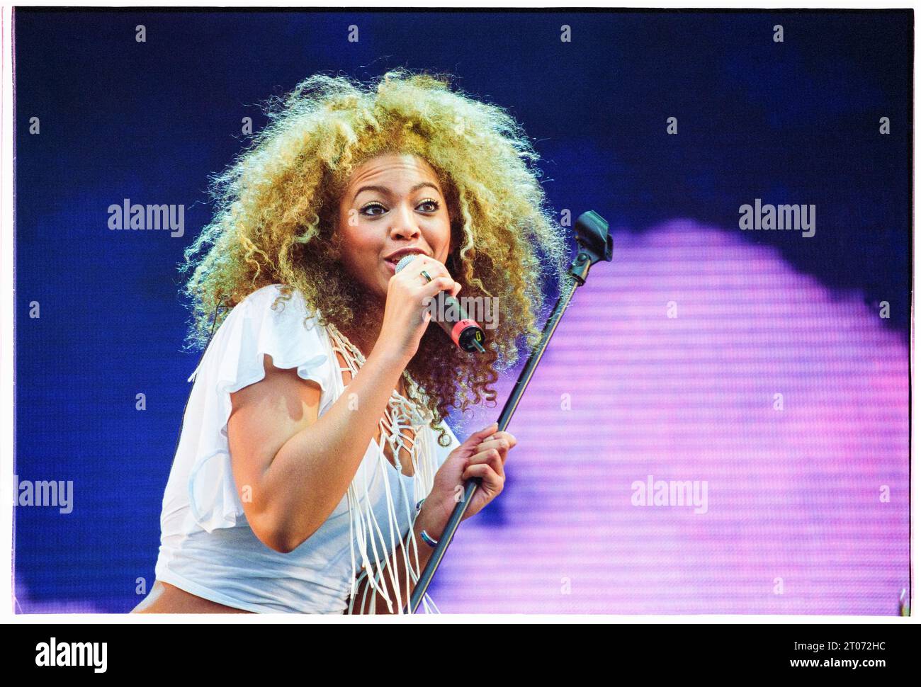 Ein junger Beyoncé von Destiny's Child, der am 16. Juni 2002 live im Radio 1 One Big Sunday im Morfa Stadium in Swansea spielt. Foto: Rob Watkins. VOLLSTÄNDIGER NEGATIVER SCAN EINSCHLIESSLICH RAHMENRÄNDERN Stockfoto