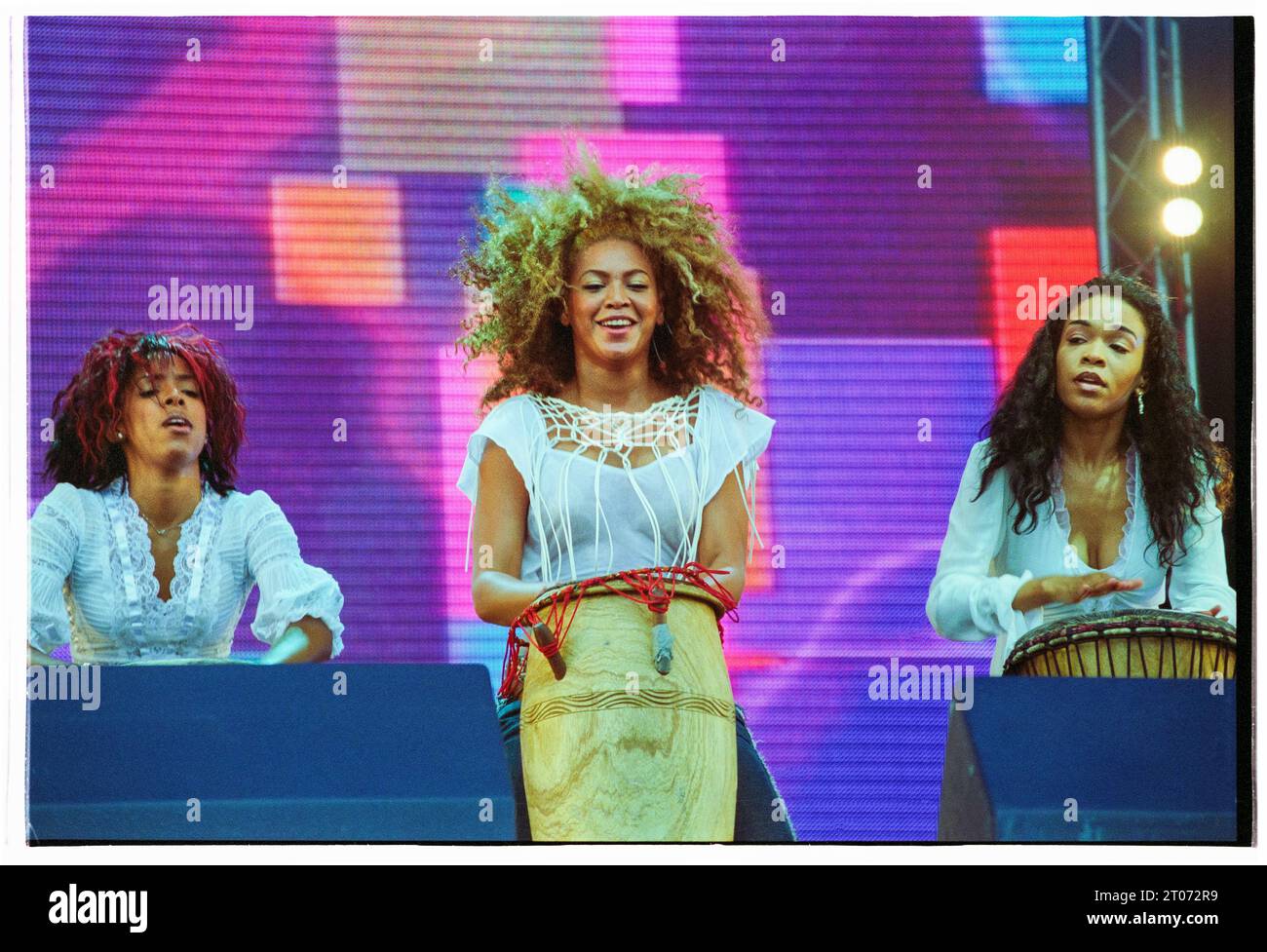 Kelly Rowland, Beyonce Knowles und Michelle Williams von Destiny's Child spielen am 16. Juni 2002 live bei Radio 1 One Big Sunday im Morfa Stadium in Swansea. Foto: Rob Watkins. VOLLSTÄNDIGER NEGATIVER SCAN EINSCHLIESSLICH RAHMENRÄNDERN Stockfoto