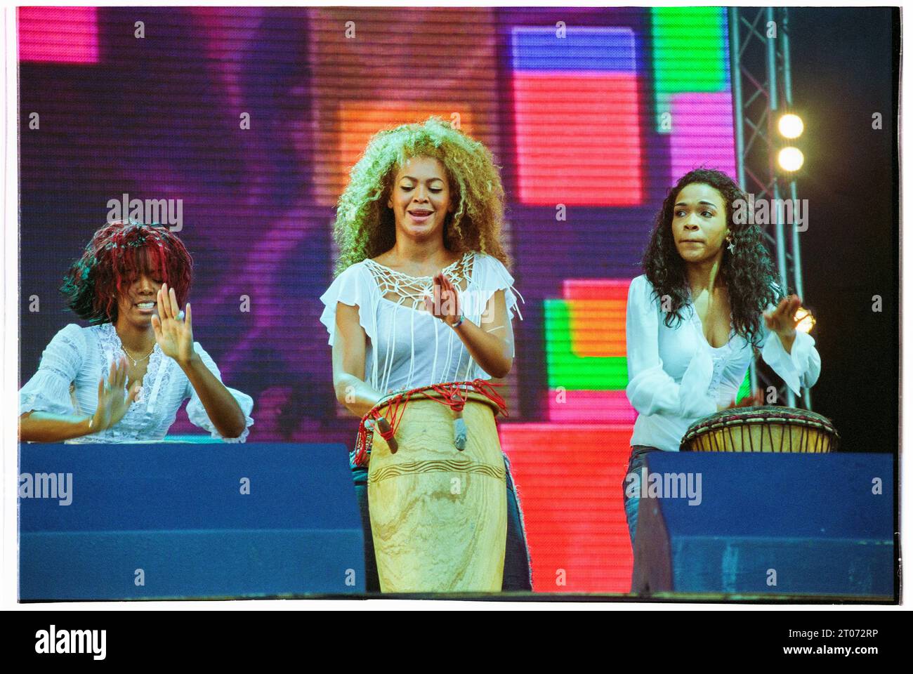 Kelly Rowland, Beyonce Knowles und Michelle Williams von Destiny's Child spielen am 16. Juni 2002 live bei Radio 1 One Big Sunday im Morfa Stadium in Swansea. Foto: Rob Watkins. VOLLSTÄNDIGER NEGATIVER SCAN EINSCHLIESSLICH RAHMENRÄNDERN Stockfoto
