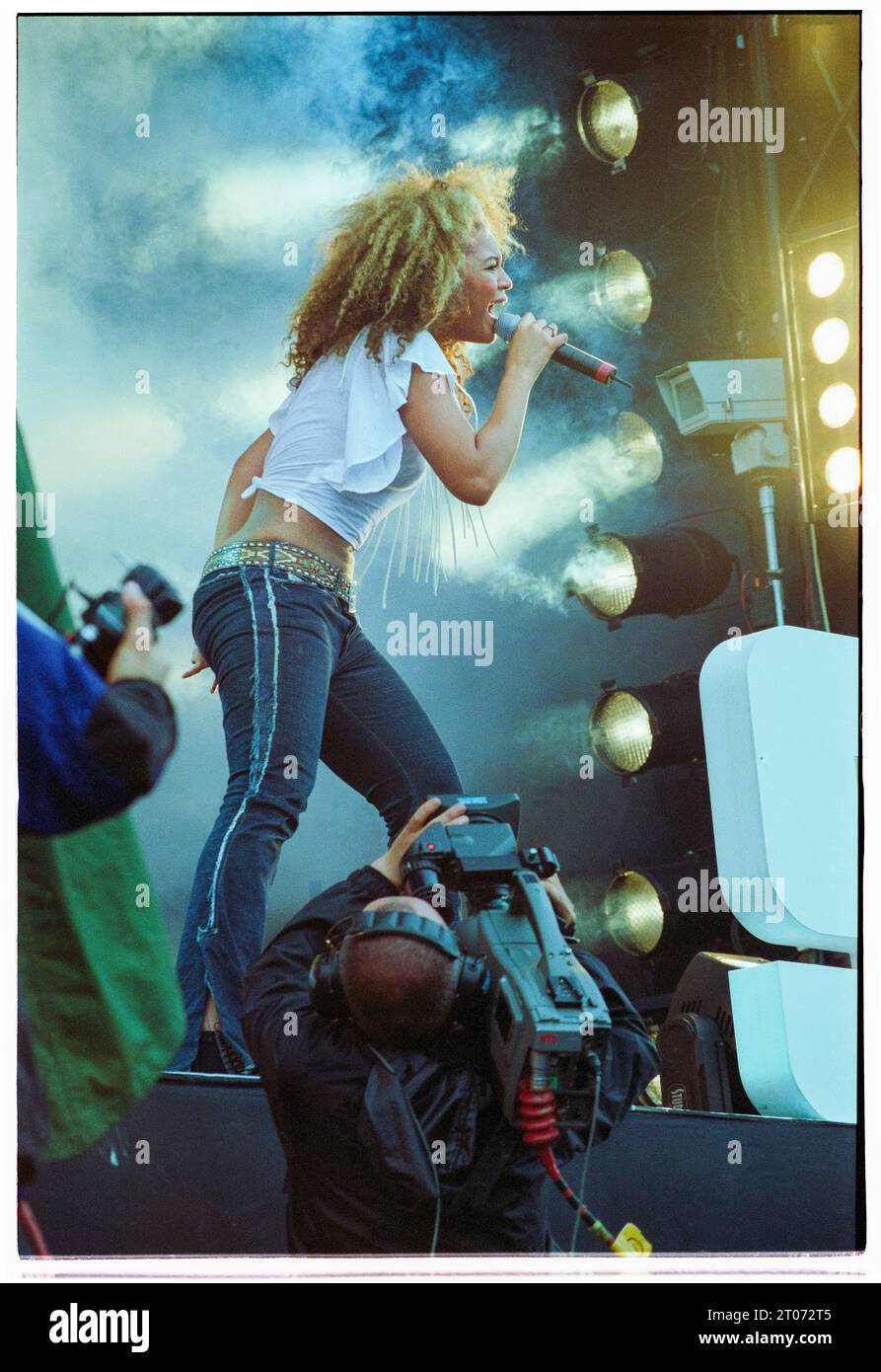 Ein junger Beyoncé von Destiny's Child, der am 16. Juni 2002 live im Radio 1 One Big Sunday im Morfa Stadium in Swansea spielt. Foto: Rob Watkins. VOLLSTÄNDIGER NEGATIVER SCAN EINSCHLIESSLICH RAHMENRÄNDERN Stockfoto