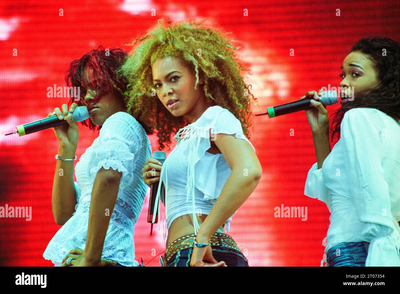 Kelly Rowland, Beyonce Knowles und Michelle Williams von Destiny's Child spielen am 16. Juni 2002 live bei Radio 1 One Big Sunday im Morfa Stadium in Swansea. Foto: Rob Watkins. Stockfoto