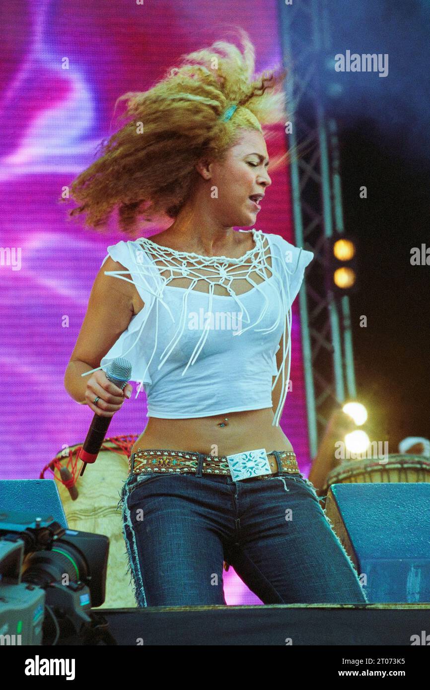 Ein junger Beyoncé von Destiny's Child, der am 16. Juni 2002 live im Radio 1 One Big Sunday im Morfa Stadium in Swansea spielt. Foto: Rob Watkins Stockfoto