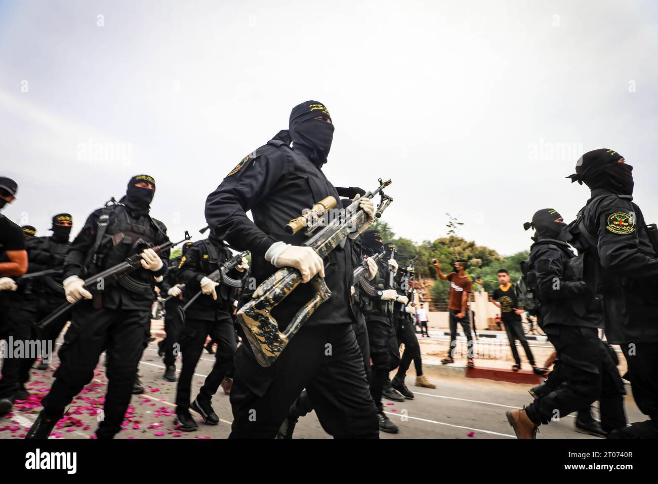 Gaza, Palästina. Oktober 2023. Palästinensische Militante der Islamischen Dschihad-Bewegung nehmen an einer Anti-Israel-Militärparade zum 36. Jahrestag der Gründung der Bewegung in Gaza-Stadt Teil Stockfoto