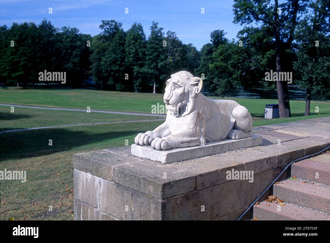 Löwenstatue und Garten im Solliden Palace, dem Sommerpalast des Königs in Oland, Schweden, Europa Stockfoto