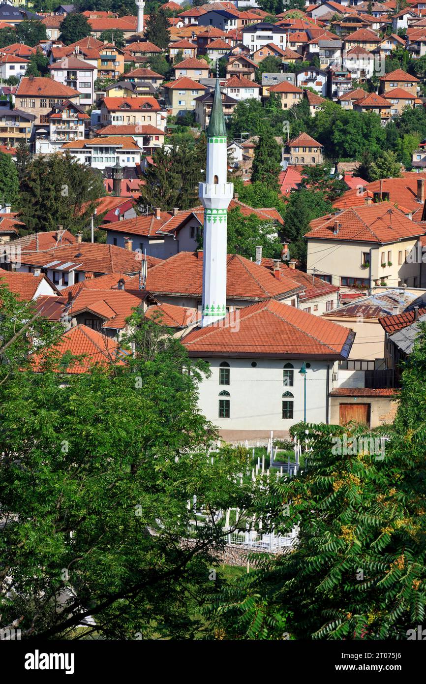 Panoramablick von der Gelben Festung über eine der vielen Moscheen in Sarajevo, Bosnien und Herzegowina Stockfoto