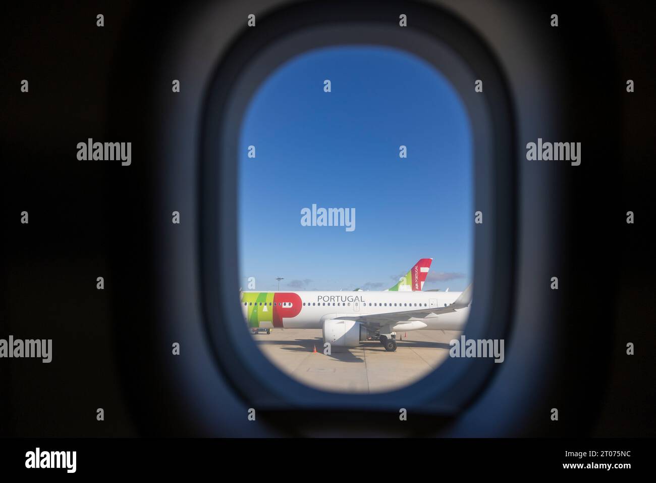 Lissabon, Portugal - 12.09.2023: Blick vom Flugzeuginnenfenster zum WASSERHAHN - Air Portugal - Flugzeug, im Flughafen Lissabon. TAP ist die portugiesische Flagge Aviati Stockfoto