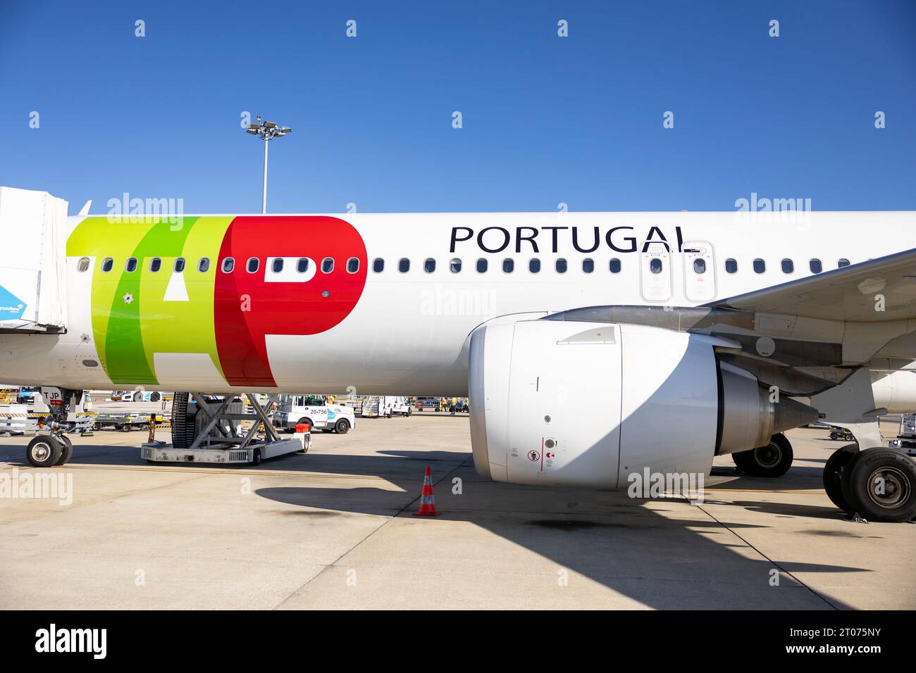 Lissabon, Portugal - 12.09.2023: Blick auf TAP - Air Portugal - Boeing Flugzeug, auf dem Flughafen Lissabon. TAP ist die portugiesische Fluggesellschaft. Stockfoto