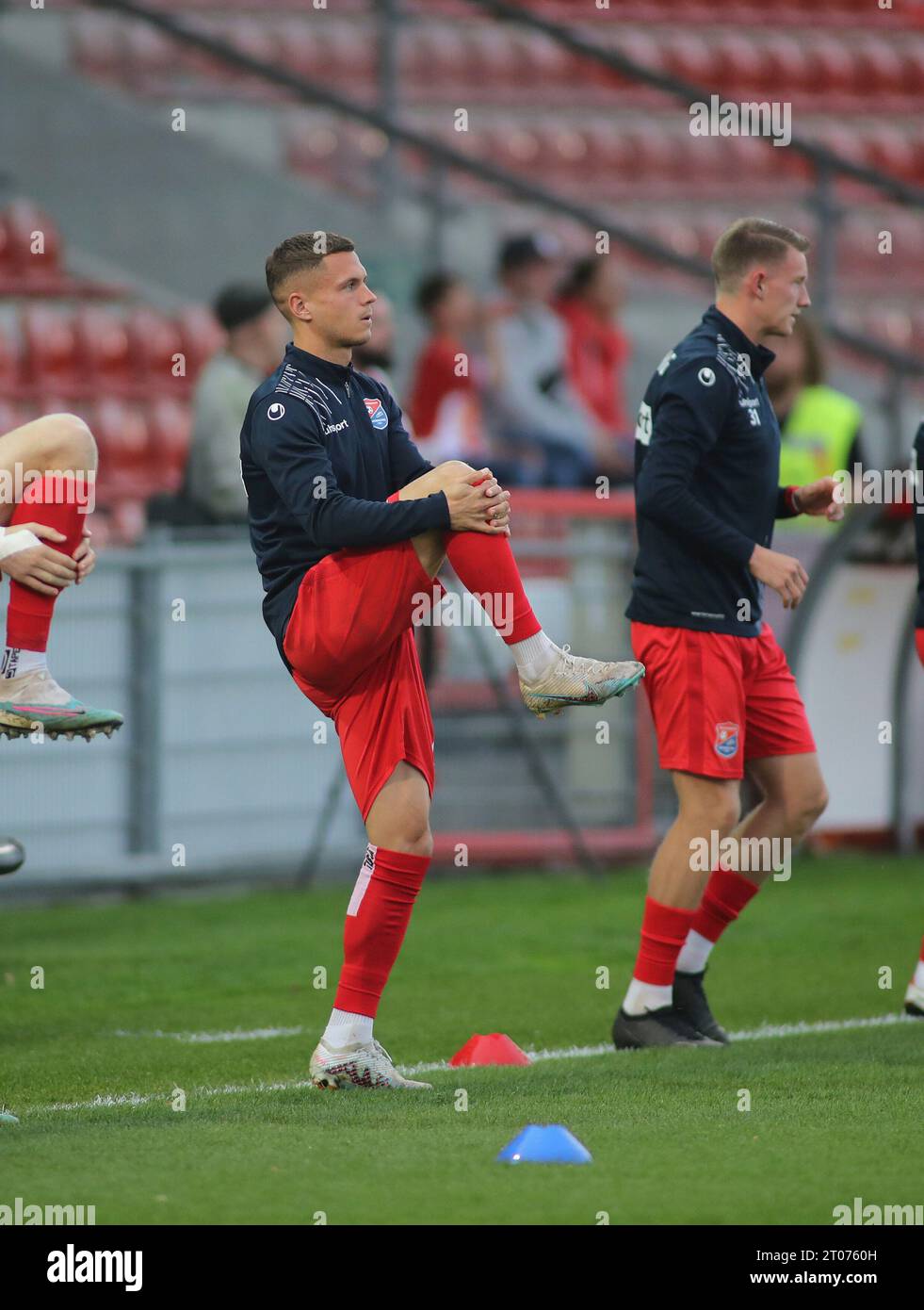 Unterhaching, Deutschland. Oktober 2023. Unterhaching, Deutschland 04. Oktober 2023: Fussball, Herren, 3.Liga, Saison 2023/2024, SpVgg Unterhaching - Rot-Weiss Essen, Uhlsportpark Sebastian Maier (SpVgg Unterhaching) beim Aufwärmen, Dehnen DFB-Vorschriften verbieten jede Verwendung von Fotografien als Bildsequenzen und/oder Quasi-Video Stockfoto