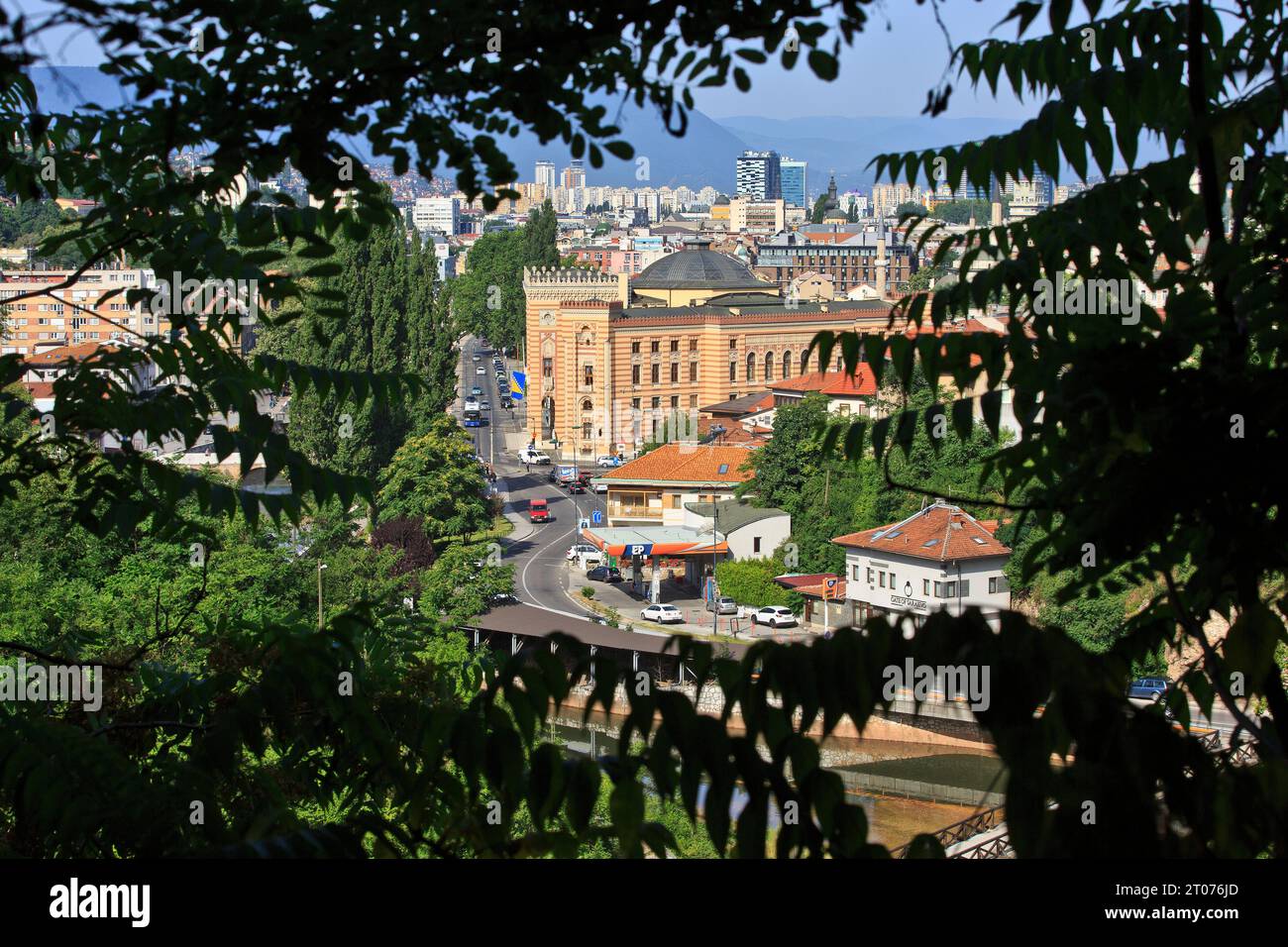 Panoramablick über das Rathaus von Sarajevo (Vijecnica) in Sarajevo, Bosnien und Herzegowina Stockfoto