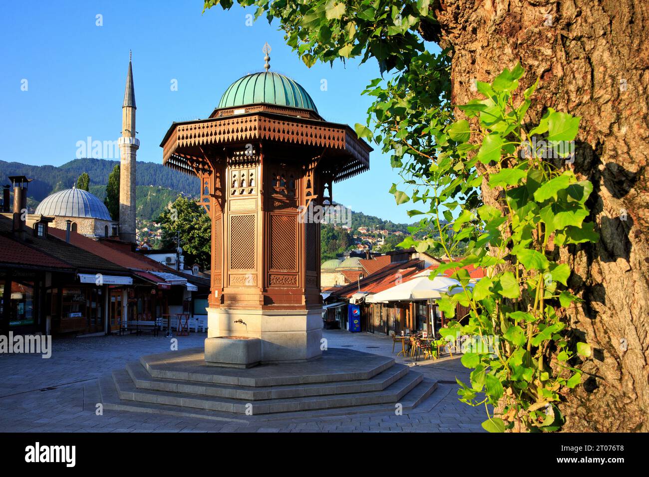 Der Sebilj (Holzbrunnen im osmanischen Stil) am Bascarsija-Platz in Sarajevo, Bosnien und Herzegowina Stockfoto