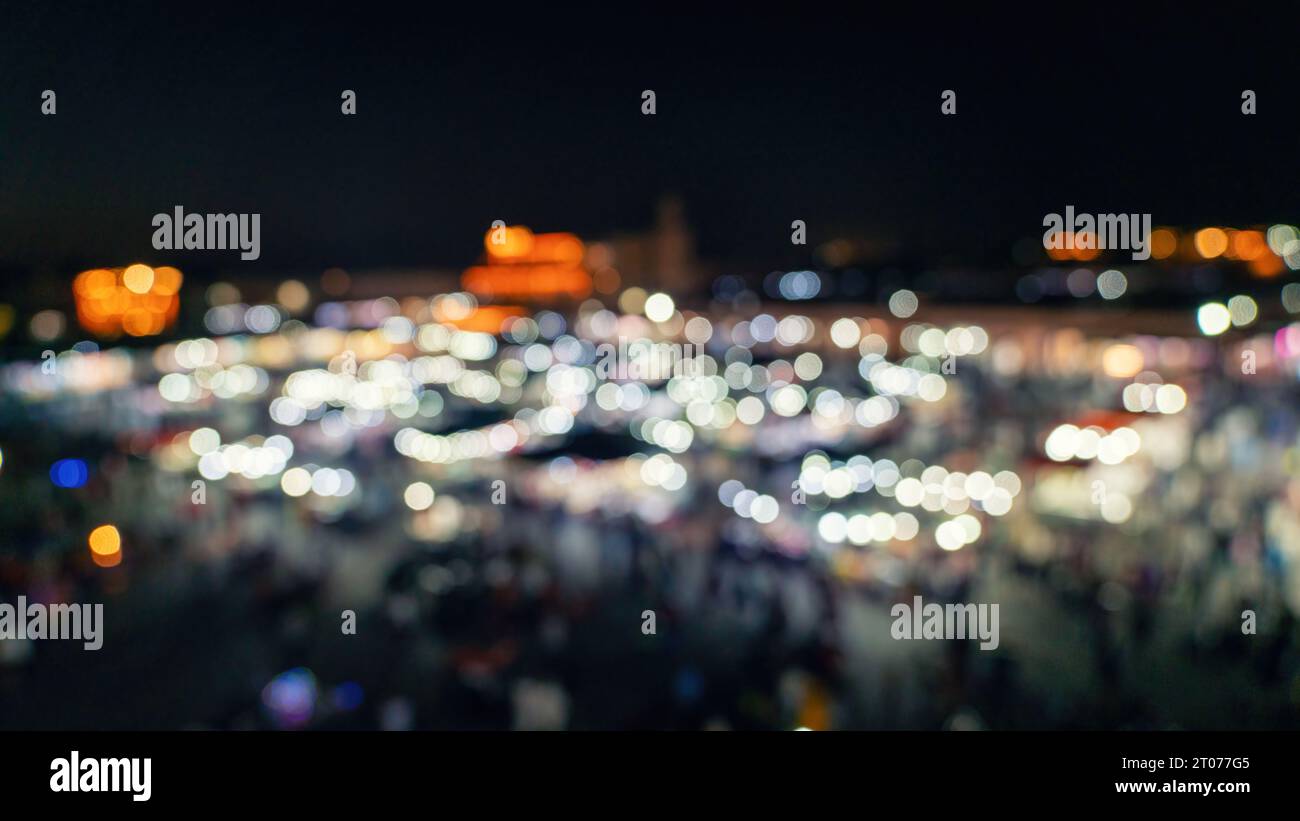 Der Jemma el Fnaa Platz in Marrakesch, Marokko, ist ein belebter Marktplatz mit Imbissständen und Schlangenbeschwörern für Musiker und Henna-Künstler. Unfokussiert Stockfoto