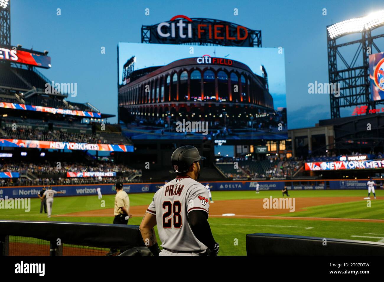 Arizona Diamondbacks Left Fielder Tommy Pham (28) wartet vor einem AT bat während eines regulären Saisonspiels zwischen den Arizona Diamondbacks und New York Stockfoto