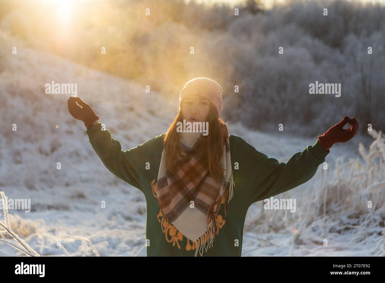 Porträt des glücklichen schönen Mädchens, der jungen freudigen positiven Frau, die mit Schnee, Schneeflocken, Spaß im Freien in Winterkleidung, Hut und Schal spielt, lächelnd. Wintersaison, Wetter. Hochwertige Fotos Stockfoto