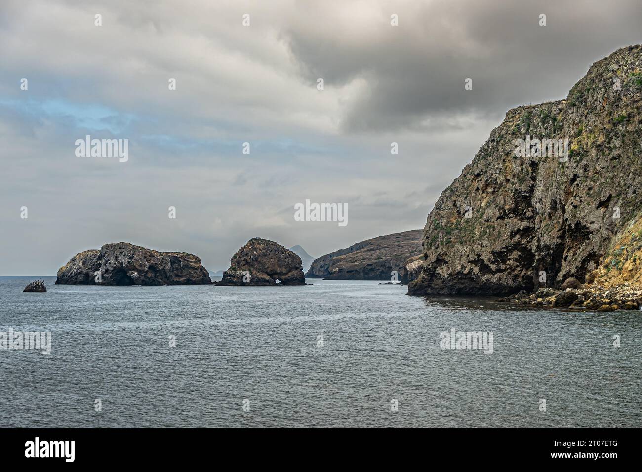 Santa Cruz Island, CA, USA - 14. September 2023: Kleine Felseninsel mit Bögen direkt an der hohen Klippenküste östlich von Scorpion Anchorage Stockfoto