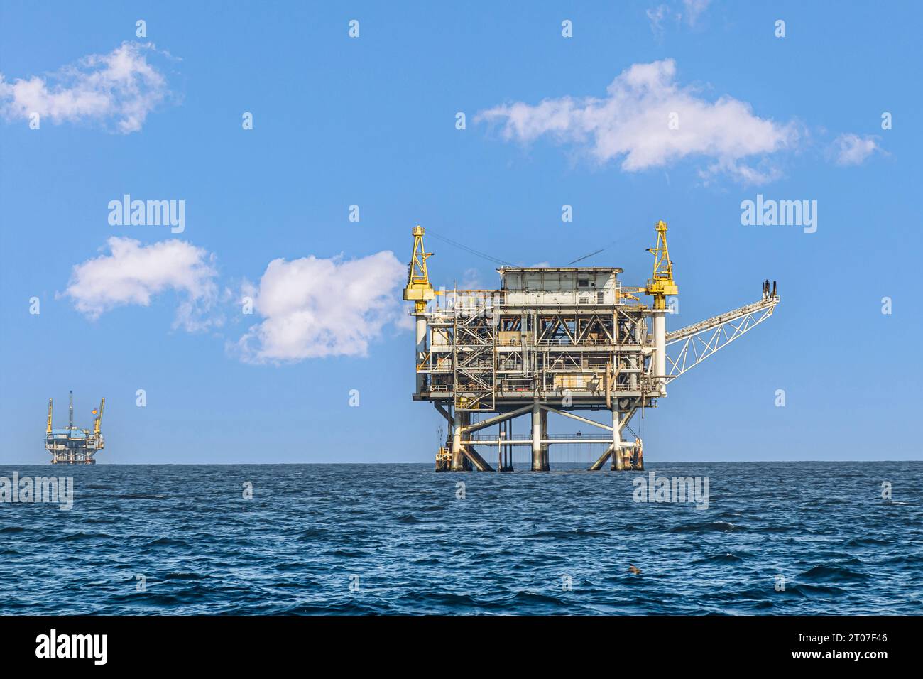 Santa Cruz Island, CA, USA - 14. September 2023: Grail and Grace Oil Drilling Platforms direkt vor der Insel unter blauer Wolkenlandschaft und blauem Meereswasser Stockfoto