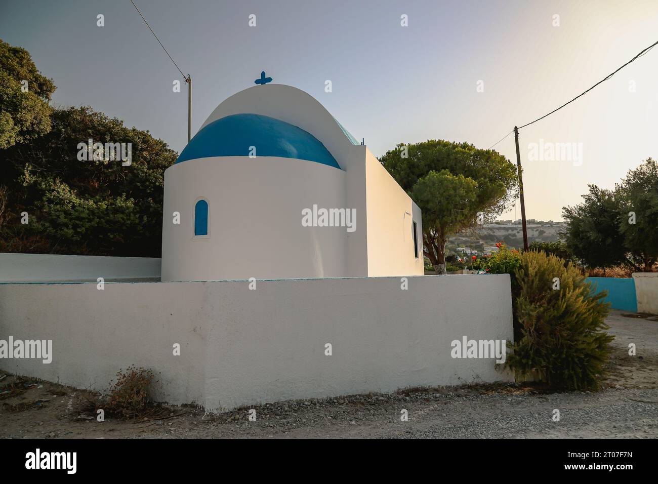 Wunderschöne traditionelle Blaue Kuppelkirche auf der Insel Kos, Griechenland Stockfoto