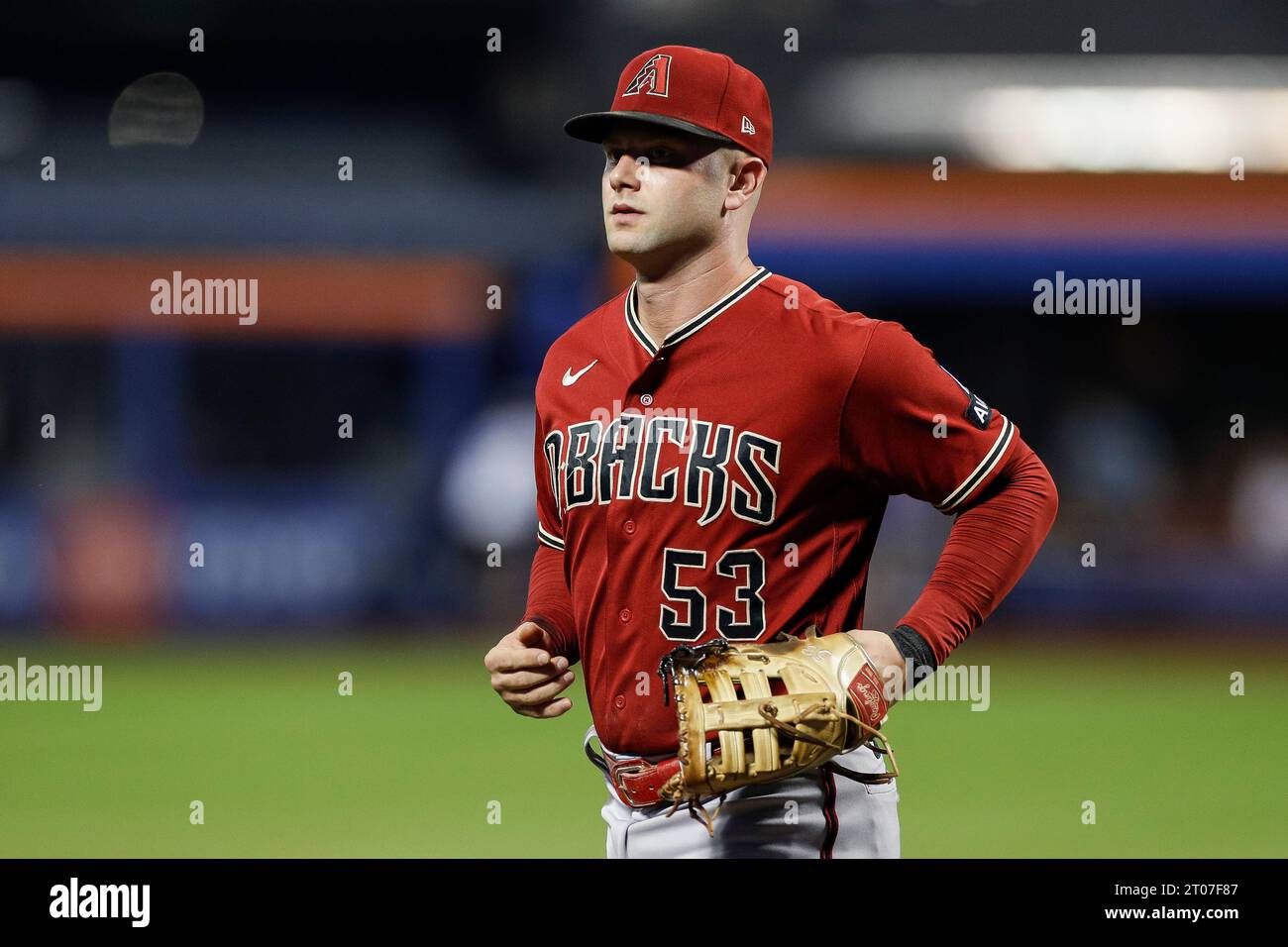 Arizona Diamondbacks erster Baseman Christian Walker (53) joggt zwischen den Innings während eines regulären Saisonspiels zwischen den Arizona Diamondba Stockfoto