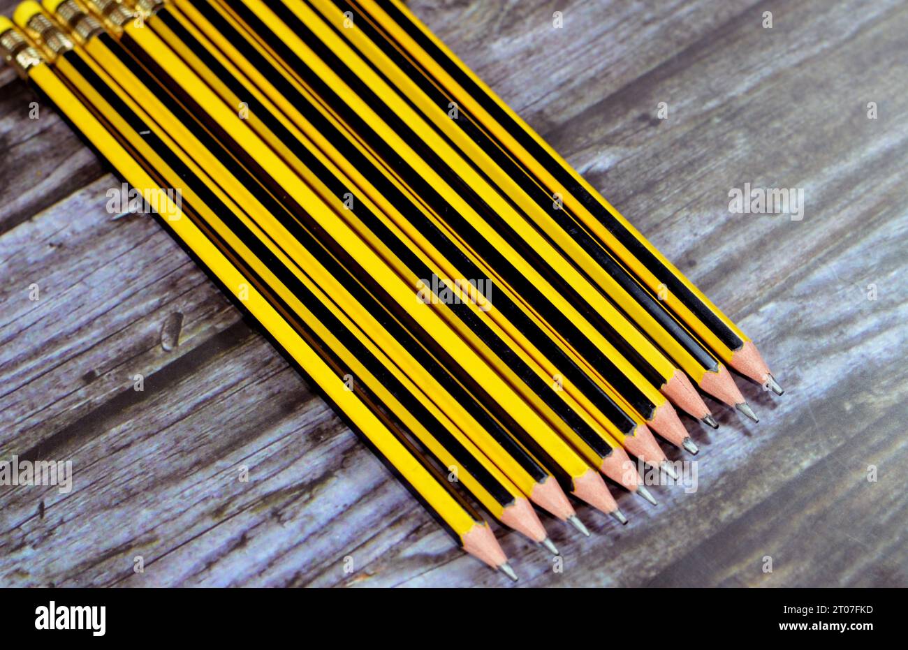 Bleistiftreihe, ein Bleistift ist ein Schreib- oder Zeichengerät mit einem festen Pigmentkern in einer Schutzhülle, die das Risiko eines Kernbruchs reduziert, an Stockfoto
