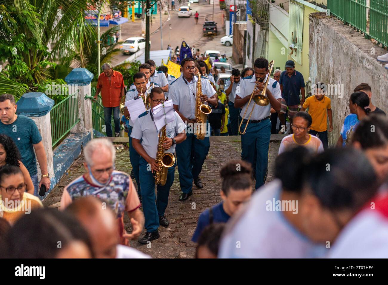 Valenca, Bahia, Brasilien - 07. April 2023: Musiker und katholische Gläubige werden während der Prozession der Passion Christi in den Straßen der Stadt gesehen Stockfoto