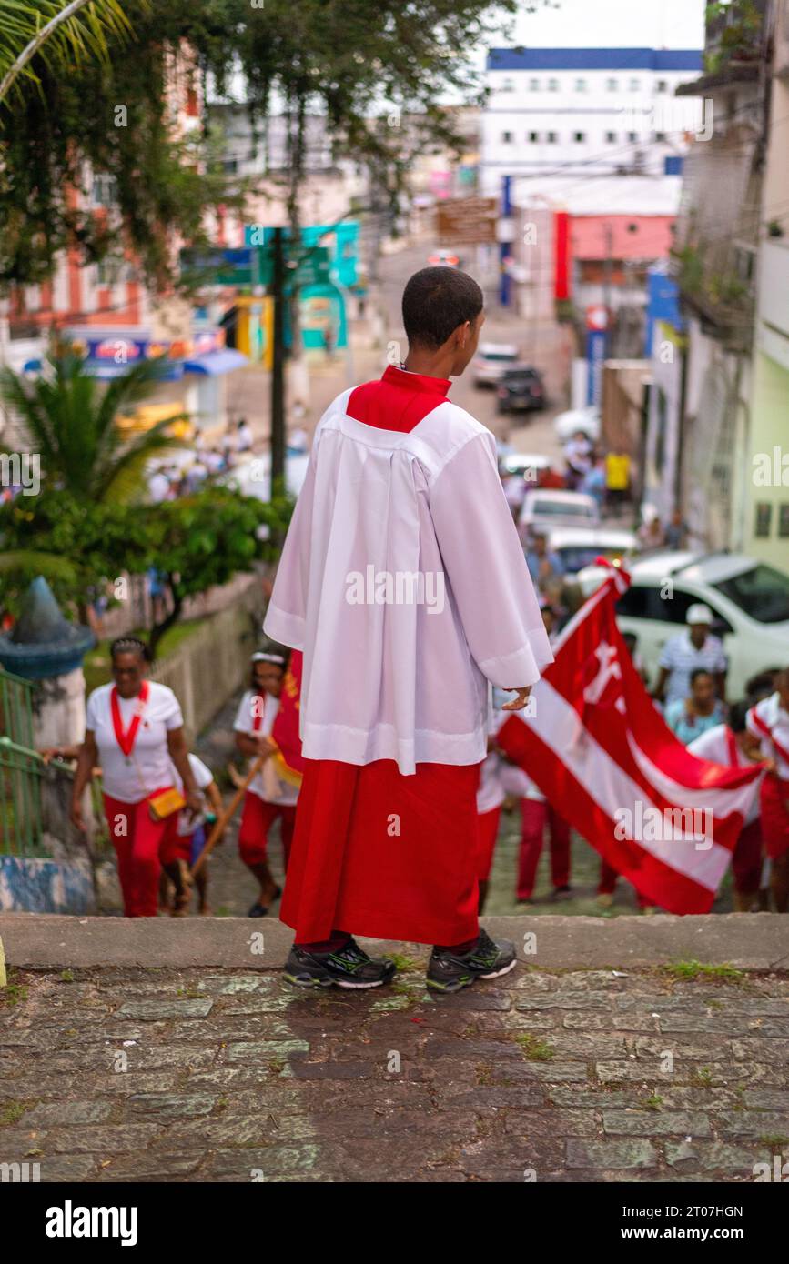 Valenca, Bahia, Brasilien - 07. April 2023: Katholische Gläubige werden während der Prozession der Passion Christi in den Straßen der Stadt Valenca, Ba, gesehen Stockfoto