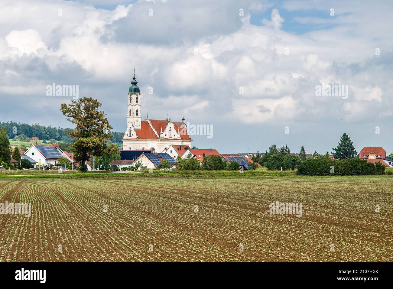 Blick zur Wallfahrtskirche unter Lieben Frau und Pfarrkirche St. Peter und Paul in Steinhausen, Baden-Württemberg, Deutschland. Wallfahrtskirche Steinhausen *** Blick auf die Wallfahrtskirche unserer Lieben Frau und Pfarrkirche St. Peter und Paul in Steinhausen, Baden Württemberg, Deutschland Wallfahrtskirche Steinhausen Credit: Imago/Alamy Live News Stockfoto